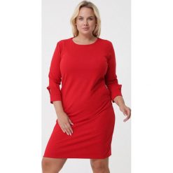 Czerwona Sukienka Jessamine. Czerwone sukienki Born2be, bez wzorów, bez kołnierzyka, bez ramiączek, midi. Za 69.99 zł.
