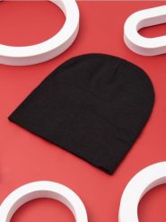 Czapka basic - czarny. Czarne czapki Sinsay, bez wzorów. Za 9.99 zł.