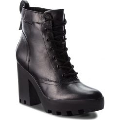 Botki CALVIN KLEIN JEANS - Serena RE9617 Black. Czarne botki Calvin Klein Jeans, bez wzorów, z jeansu, bez obcasa, na obcasie, bez zapięcia. W wyprzedaży za 409.00 zł.