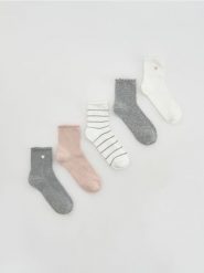 Długie skarpety 5 pack - pastelowy róż. Czerwone skarpety Reserved, bez wzorów. Za 49.99 zł.