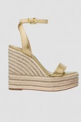 MICHAEL KORS Złote sandały na platformie Leighton Wedge. Żółte sandały Michael Kors, bez wzorów, bez obcasa, na platformie, bez zapięcia. W wyprzedaży za 779.99 zł.