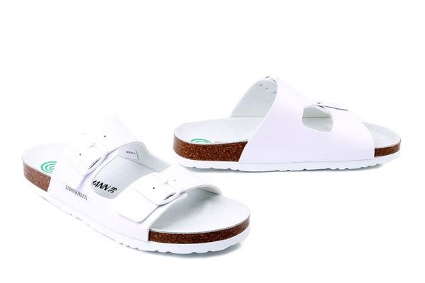 DR. BRINKMANN 603141-3 weiss, klapki damskie. Białe klapki Dr. Brinkmann, bez wzorów, bez obcasa. Za 148.67 zł.