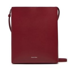 Torebka Calvin Klein. Czerwone listonoszki Calvin Klein, bez wzorów, bez dodatków. Za 579.99 zł.