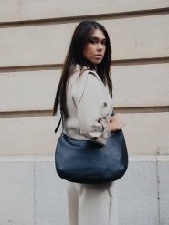 Maison héritage PARIS Skórzana torebka "Rin" w kolorze czarnym - 40 x 33 x 2 cm rozmiar: onesize. Czarne torby na ramię Maison héritage PARIS, bez wzorów, z materiału, na ramię, bez dodatków. Za 413.35 zł.