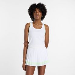 Koszulka damska New Balance WT51401WT – biała. Białe koszulki sportowe New Balance, z aplikacjami, z materiału, bez ramiączek. Za 189.99 zł.