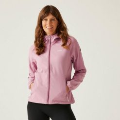 Regatta AREC III — damska kurtka softshell, wiatro- i wodoodporna. Czerwone kurtki sportowe Regatta, bez wzorów, z elastanu, trekkingowe. Za 319.15 zł.