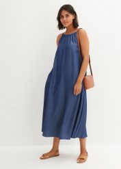 Sukienka jeansowa z lejącego lyocellu. Niebieskie sukienki bonprix, bez wzorów, z jeansu, bez kołnierzyka, bez ramiączek. Za 139.99 zł.