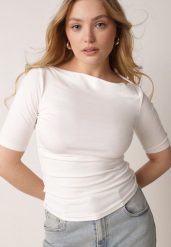 Biały Wiskozowy T-shirt o Dopasowanym Kroju z Dekoltem w Łódkę Idahphaeia. Białe t-shirty Born2be, m, z aplikacjami, z jeansu, bez kołnierzyka, bez ramiączek. Za 59.99 zł.