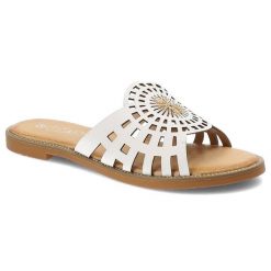 Białe Klapki Filippo Modne Buty Damskie. Białe klapki Filippo, z aplikacjami, ze skóry ekologicznej, bez obcasa. Za 129.00 zł.