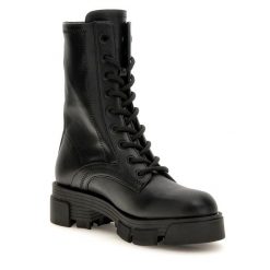 Botki Guess. Czarne botki Guess, z aplikacjami, bez obcasa, na płaskiej podeszwie, bez zapięcia. Za 839.99 zł.
