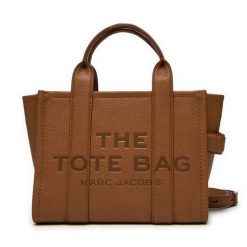 Torebka Marc Jacobs. Brązowe torebki klasyczne Marc Jacobs, bez wzorów, bez dodatków. Za 2,049.00 zł.