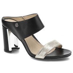 Czarne Klapki Carinii Eleganckie Skórzane Buty. Czarne klapki Carinii, bez wzorów, ze skóry, bez obcasa, na obcasie. Za 189.00 zł.