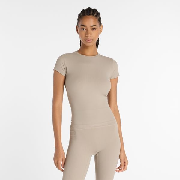 Koszulka damska New Balance WT53125ADS – beżowa. Brązowe bluzki New Balance, m, z aplikacjami, z materiału, bez kołnierzyka, bez ramiączek. Za 129.99 zł.