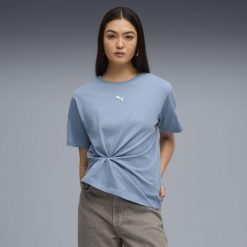 Damska koszulka o luźnym kroju ESS PUMA Cool Blue. Niebieskie bluzki Puma, bez wzorów, sportowe, bez kołnierzyka, bez ramiączek. Za 99.00 zł.