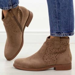 Coffee zamszowe ażurowe botki damskie S.Barski 8019. Botki S.BARSKI, na jesień, w ażurowe wzory, z jeansu, z okrągłym noskiem, bez obcasa, na obcasie, bez zapięcia. Za 229.00 zł.