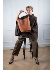 Christian Laurier Skórzana torebka "Dune" w kolorze jasnobrązowym - 26 x 36 x 16 cm rozmiar: onesize. Brązowe torby na ramię Christian Laurier, bez wzorów, z materiału, na ramię, bez dodatków. Za 326.99 zł.