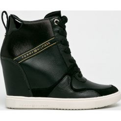 Tommy Hilfiger - Botki. Czarne botki TOMMY HILFIGER, bez wzorów, z materiału, z okrągłym noskiem, bez obcasa, na koturnie, bez zapięcia. Za 649.90 zł.