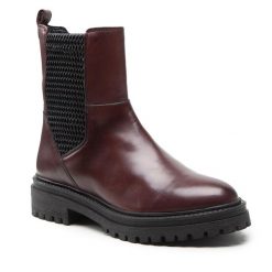 Botki Geox. Czerwone botki Geox, bez wzorów, bez obcasa, na płaskiej podeszwie, bez zapięcia. Za 549.99 zł.