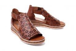 RIEKER REMONTE D3056-24 brown, sandały damskie. Brązowe sandały Rieker Remonte, w ażurowe wzory, bez obcasa, na koturnie, bez zapięcia. Za 369.90 zł.