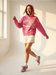 Bluza hoodie z napisem Coca Cola - różowy. Czerwone bluzy Sinsay, l, bez wzorów, bez kaptura. Za 59.99 zł.