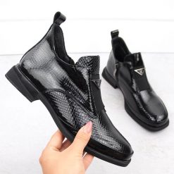 Skórzane botki damskie lakierowane kroko z ozdobą czarne Filippo DBT6425. Czarne botki Filippo, z aplikacjami, z lakierowanej skóry, bez obcasa, bez zapięcia. Za 216.99 zł.