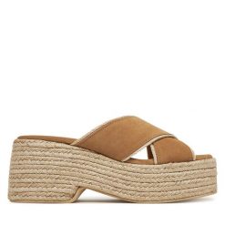 Klapki Pollini. Brązowe klapki Pollini, bez wzorów, bez obcasa. Za 758.99 zł.