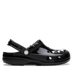 Klapki Crocs. Czarne klapki Crocs, bez wzorów, bez obcasa. Za 249.99 zł.