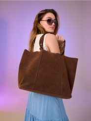Duża torba tote z kosmetyczką z imitacji zamszu - brązowy. Brązowe kufry i kosmetyczki Sinsay, bez wzorów, duże, bez dodatków. Za 59.99 zł.