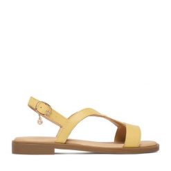 Sandały Lasocki. Żółte sandały Lasocki, bez wzorów, bez obcasa, na płaskiej podeszwie, bez zapięcia. Za 129.99 zł.