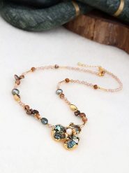 Pierres de Jade Pozłacany naszyjnik z elementami ozdobnymi - dł. 50 cm rozmiar: onesize. Białe naszyjniki Pierres de Jade, z kryształem, pozłacane. Za 113.99 zł.