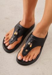 Czarne Klapki Typu Japonki Ozdobione Frędzlami Elinryss. Czarne klapki Born2be, bez wzorów, bez obcasa, na płaskiej podeszwie. Za 79.99 zł.