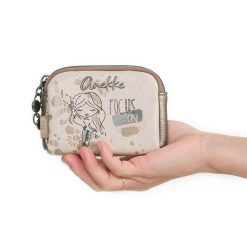 Portfel damski Anekke, z ozdobnym nadrukiem i metalowym logo zapinany na suwak wyposażony w przegrody na karty kieszeń na monety oraz miejsce na bank. Brązowe portfele Anekke, bez wzorów. Za 109.00 zł.