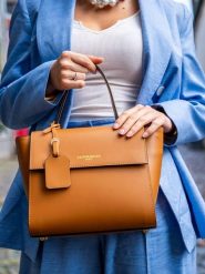 Victor & Hugo Paris Skórzana torebka "Nael" w kolorze karmelowym - 26,5 x 21 x 8,5 cm rozmiar: onesize. Brązowe torby na ramię Victor & Hugo Paris, bez wzorów, z materiału, przez ramię, bez dodatków. Za 327.10 zł.