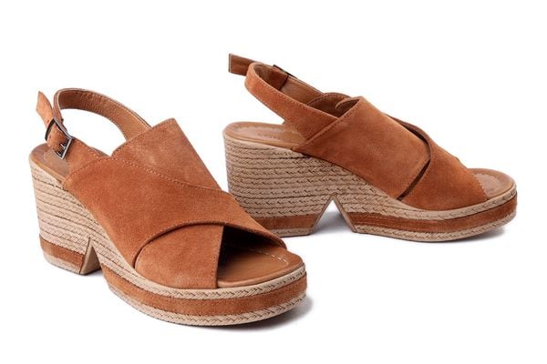 BOMBONELLA P009 4175 camel, sandały damskie. Brązowe sandały Bombonella, bez wzorów, ze skóry, bez obcasa, na obcasie, bez zapięcia. Za 284.90 zł.