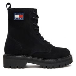Botki Tommy Jeans. Czarne botki Tommy Jeans, bez wzorów, z jeansu, bez obcasa, na płaskiej podeszwie, bez zapięcia. Za 799.99 zł.