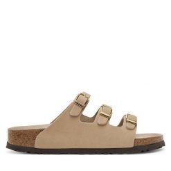 Klapki Birkenstock. Brązowe klapki Birkenstock, bez wzorów, bez obcasa. Za 509.99 zł.