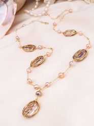 Pierres de Jade Pozłacany naszyjnik z elementami ozdobnymi - dł. 45 cm rozmiar: onesize. Brązowe naszyjniki Pierres de Jade, z perłą, pozłacane. Za 130.99 zł.