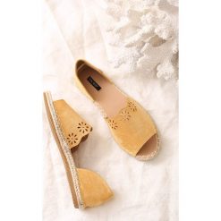 Żółte Espadryle Too Fast. Żółte espadryle Born2be, z aplikacjami, bez obcasa, na płaskiej podeszwie, bez zapięcia. Za 79.99 zł.