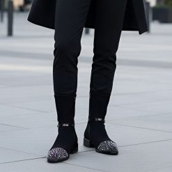 Botki damskie S. Barski, z ozdobnymi kamieniami na nosku i ocieplane futerkiem, czarne, MR52-165. Czarne botki S.BARSKI, z aplikacjami, ze skóry ekologicznej, bez obcasa, na obcasie, bez zapięcia. Za 237.99 zł.