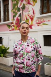 Rozpinana bluza w kwiaty różowa. Czerwone bluzy MOODO, l, bez wzorów, z bawełny, bez kaptura. Za 149.99 zł.