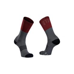 Skarpety rowerowe NORTHWAVE EXTREME PRO HIGH SOCK. Czerwone skarpety Northwave, bez wzorów. Za 60.00 zł.
