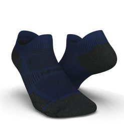 Skarpetki do biegania Kiprun Run 900 niskie cienkie. Niebieskie skarpety KIPRUN, bez wzorów, z elastanu. Za 29.99 zł.
