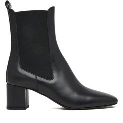 Botki LOVE MOSCHINO. Czarne botki Love Moschino, bez wzorów, bez obcasa, na słupku, bez zapięcia. Za 1,349.00 zł.