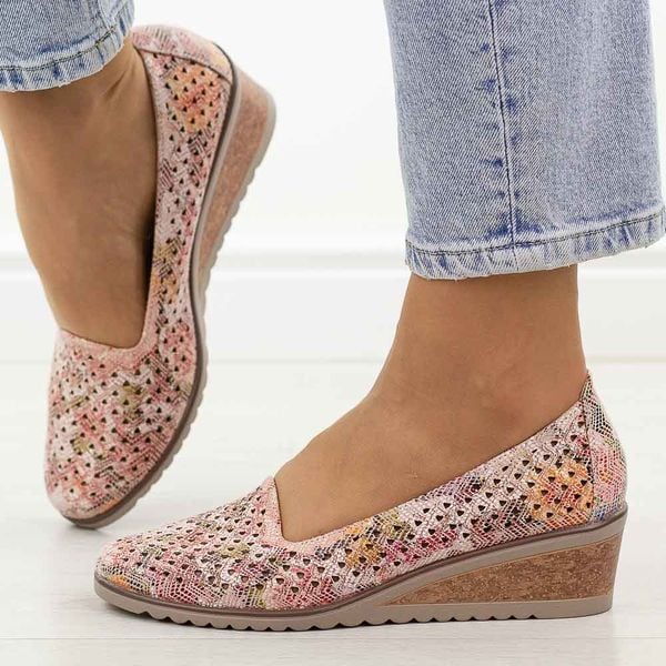 Czółenka damskie multi na koturnie Potocki 12306. Czółenka POTOCKI, w ażurowe wzory, ze skóry, bez obcasa, na koturnie, bez zapięcia. Za 169.00 zł.