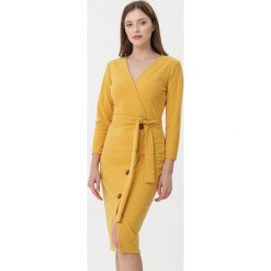 Żółta Sukienka Ripley. Żółte sukienki Born2be, na co dzień, l, bez wzorów, z materiału, eleganckie, bez kołnierzyka, bez ramiączek, midi, kopertowe. Za 69.99 zł.