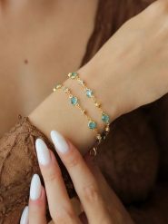 L'Atelier de Gaia Pozłacana bransoletka z elementami ozdobnymi rozmiar: onesize. Niebieskie bransoletki L'Atelier de Gaia, z kryształem, pozłacane. Za 70.57 zł.