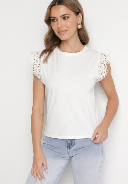 Biała Bluzka Oversize z Bawełny z Koronkowymi Krótkimi Rękawami Nalavirae. Białe bluzki Born2be, m, z aplikacjami, z bawełny, casualowe, bez kołnierzyka, bez ramiączek. Za 39.99 zł.