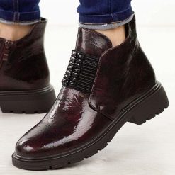 Bordowe lakierowane botki damskie M.Daszyński 2501-10. Czerwone botki M.Daszyński, na jesień, bez wzorów, z jeansu, z okrągłym noskiem, bez obcasa, bez zapięcia. Za 199.00 zł.