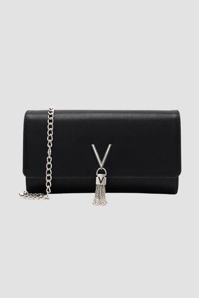 VALENTINO Czarna kopertówka Divina Pochette. Czarne kopertówki Valentino by Mario Valentino, bez wzorów, bez dodatków. W wyprzedaży za 180.99 zł.
