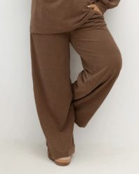 Oversizowe prążkowane spodnie Good Day Ahead na gumce z kieszeniami w kolorze kakao/ciepły brąz Plus Size Oversize. Białe spodnie dresowe Moda Size Plus Iwanek, l, bez wzorów, z dresówki. Za 199.90 zł.